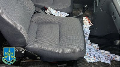 У підозрюваних вилучили гроші, отримані від клієнта У підозрюваних вилучили гроші, отримані від клієнта