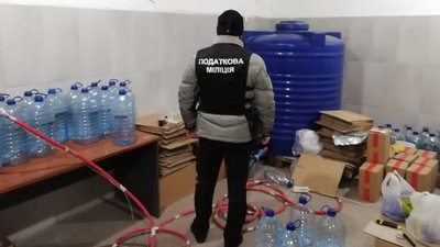 На 2,5 мільйони гривень фальсифікату: у Херсоні викрили підпільне виробництво алкоголю На 2,5 мільйони гривень фальсифікату: у Херсоні викрили підпільне виробництво алкоголю
