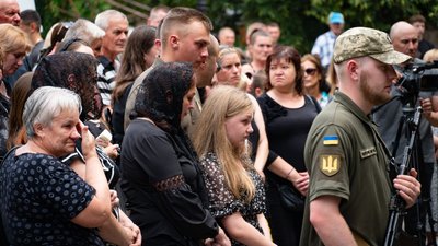 В Ужгороді попрощалися із загиблими захисниками Володимиром Сатмарі та В'ячеславом Гроскопфом В Ужгороді попрощалися із загиблими захисниками Володимиром Сатмарі та В'ячеславом Гроскопфом