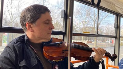 Квіти, музика та безкоштовний проїзд. В одеському транспорті привітали з Міжнародним жіночим днем Квіти, музика та безкоштовний проїзд. В одеському транспорті привітали з Міжнародним жіночим днем