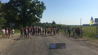 Вимагають ремонту: прикарпатці другий день блокують дорогу на Богородчанщині Вимагають ремонту: прикарпатці другий день блокують дорогу на Богородчанщині