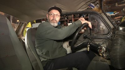У Запоріжжі автівку "горбатий Запорожець" готують до параду перемоги України У Запоріжжі автівку "горбатий Запорожець" готують до параду перемоги України