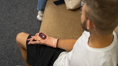 Тренінг з домедичної допомоги. У Дніпрі німецький лікар навчає українських волонтерів та цивільних Тренінг з домедичної допомоги. У Дніпрі німецький лікар навчає українських волонтерів та цивільних