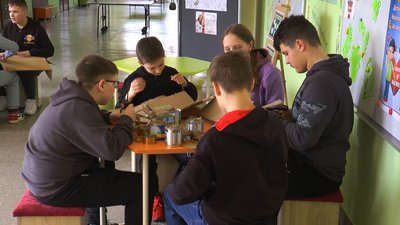 Окопні свічки, дрони та автівка на фронт. Як школярі з Франківщини допомагають ЗСУ Окопні свічки, дрони та автівка на фронт. Як школярі з Франківщини допомагають ЗСУ