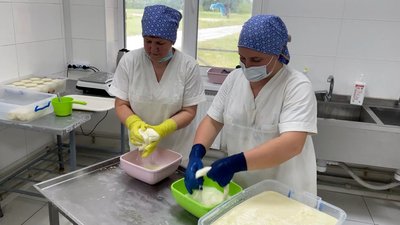 Технологи Ольга та Олена на сироварні у селі Кудрівка Технологи Ольга та Олена на сироварні у селі Кудрівка