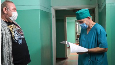 "Болячка дуже на психіку тисне": як фельдшер у Харкові здолав COVID після 25 днів у лікарні "Болячка дуже на психіку тисне": як фельдшер у Харкові здолав COVID після 25 днів у лікарні