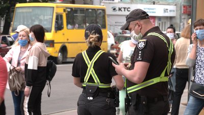 У Рівному патрульні влаштували "карантинний рейд" на маршрутки. РЕПОРТАЖ