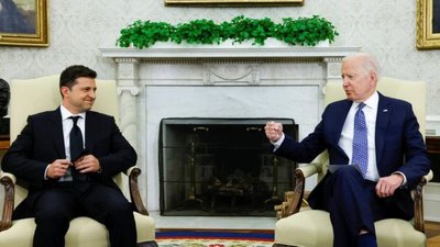 Володимир Зеленський та Джо Байден спілкуються в Овальному кабінеті Білого дому Володимир Зеленський та Джо Байден спілкуються в Овальному кабінеті Білого дому