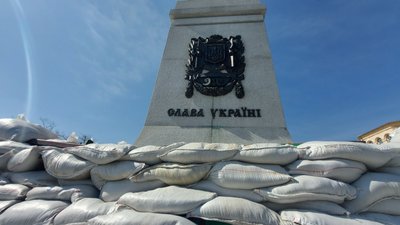 "Щоб вціліла": у Харкові обкладають мішками із піском пам’ятник Незалежності "Щоб вціліла": у Харкові обкладають мішками із піском пам’ятник Незалежності