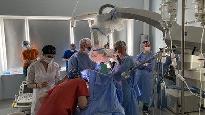 Львівські хірурги зробили операцію на мозку чоловіка, коли він був у свідомості