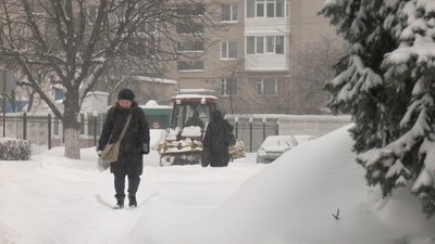 Обмеження руху для вантажівок, снігопад, негода