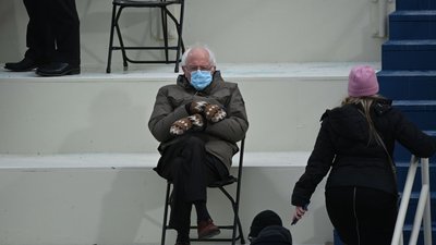 Художниця продала в'язану ляльку Берні Сандерса за 20 тисяч доларів Художниця продала в'язану ляльку Берні Сандерса за 20 тисяч доларів