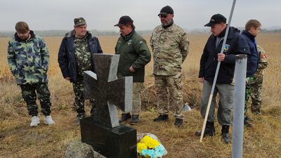 На Житомирщині підняли прапори над стародавнім козацьким курганом На Житомирщині підняли прапори над стародавнім козацьким курганом