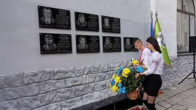 В коледжі у Луцьку відкрили сім меморіальних дошок випускникам, які загинули в АТО/ООС