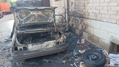 У Житомирі загорівся автомобіль – вогнем пошкоджено прилеглий будинок У Житомирі загорівся автомобіль – вогнем пошкоджено прилеглий будинок