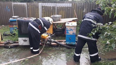 В Устинівці град пошкодив два будинки, дощ затопив шість дворів В Устинівці град пошкодив два будинки, дощ затопив шість дворів
