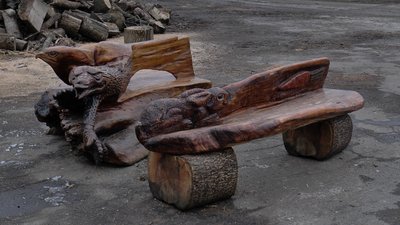 Лави з дерева, які вирізали комунальники Лави з дерева, які вирізали комунальники