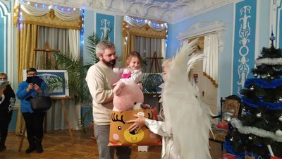 Понад 50 миколаївських дітлахів отримали новорічні подарунки від "чарівників" Понад 50 миколаївських дітлахів отримали новорічні подарунки від "чарівників"