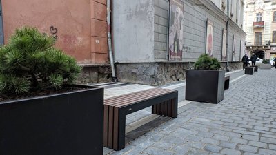У Чернівцях замість автомобільної дороги облаштували пішохідну зону