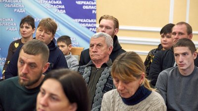 У Черкасах родинам військових вручили посмертні нагороди У Черкасах родинам військових вручили посмертні нагороди