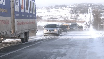 Засніжені дороги і довгі затори. Наслідки негоди у Долинській громаді Засніжені дороги і довгі затори. Наслідки негоди у Долинській громаді