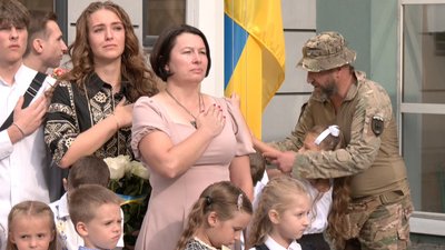Командир аеророзвідки з Волині повів доньку в перший клас Командир аеророзвідки з Волині повів доньку в перший клас