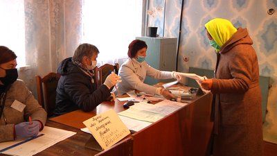 На Житомирщині виборці голосують без температурного скринінгу та кабінки для людей з температурою