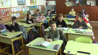 "Для них сьогодні свято". У ліцеї Івано-Франківська повернулися учні початкової школи