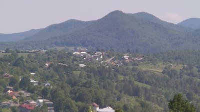 Туризм на Прикарпатті в умовах війни: як працюють готелі, хостели й сувенірні крамниці