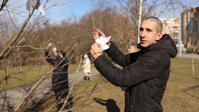 "Не кожен приходить на заходи, але добре, щоб кожен пам’ятав". Як у Чернівцях вшановують пам'ять Героїв Небесної Сотні "Не кожен приходить на заходи, але добре, щоб кожен пам’ятав". Як у Чернівцях вшановують пам'ять Героїв Небесної Сотні