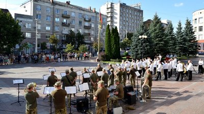 До Дня Незалежності: у Кропивницькому влаштували батл оркестрів До Дня Незалежності: у Кропивницькому влаштували батл оркестрів