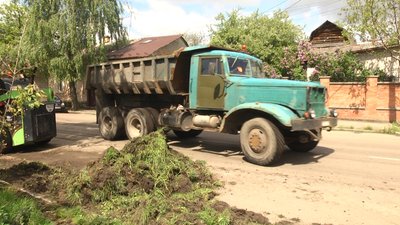 У Житомирі жителі вулиці Дмитрівської скаржаться на комунальників, котрі пошкодили їхній газон У Житомирі жителі вулиці Дмитрівської скаржаться на комунальників, котрі пошкодили їхній газон