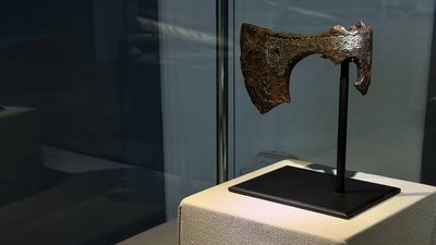 Сокира бойова, інкрустована сріблом із зображенням тризуба. Х - ХІ століття, Чернігівщина