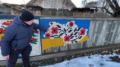 "Вишивка" на паркані: як на Чернігівщині подружжя створює картини з різнокольорових кришечок