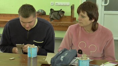 У Полтаві молодь з інвалідністю створює заготовки для окопних свічок: скільки вже зробили У Полтаві молодь з інвалідністю створює заготовки для окопних свічок: скільки вже зробили