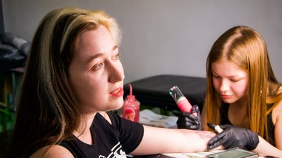 Вишиванка, калина та острів Зміїний: одеська майстриня б'є тату з українською тематикою Вишиванка, калина та острів Зміїний: одеська майстриня б'є тату з українською тематикою