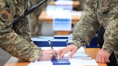 Франківців, які підпишуть контракт на військову службу, матеріально заохотять