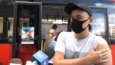 У Житомирі бажаючих вакцинують від коронавірусу в мобільному пункті, облаштованому в автобусі У Житомирі бажаючих вакцинують від коронавірусу в мобільному пункті, облаштованому в автобусі
