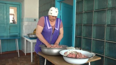 Жительки села Зарудинці на Житомирщині готують їжу для військових на передову Жительки села Зарудинці на Житомирщині готують їжу для військових на передову
