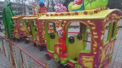 У Херсоні почали монтувати головну ялинку
