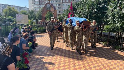"Дуже ми всі його любили, поважали". У Сумах попрощалися з загиблим сержантом Олександра Другаєм "Дуже ми всі його любили, поважали". У Сумах попрощалися з загиблим сержантом Олександра Другаєм