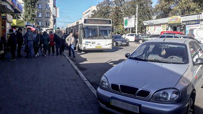 "Де схотіли там і стали". У Кропивницькому неправильне паркування машин заважає громадському транспорту