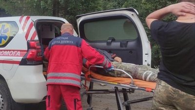 Прикарпатські рятувальники допомогли двом травмованим у горах жінкам