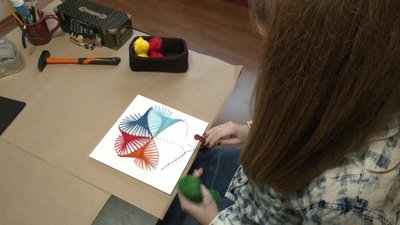 Черкащанка створює картини із ниток Черкащанка створює картини із ниток