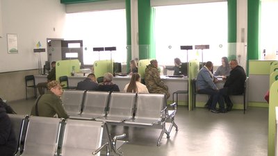 Ажіотаж навколо перереєстрації авто: чому виникли черги у Вінницькому сервісному центрі МВС Ажіотаж навколо перереєстрації авто: чому виникли черги у Вінницькому сервісному центрі МВС