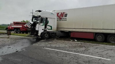 На Дніпропетровщині сталася аварія за участі двох вантажівок та рейсового автобуса На Дніпропетровщині сталася аварія за участі двох вантажівок та рейсового автобуса
