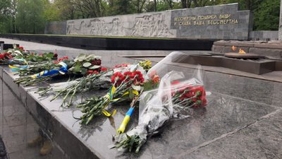 У День пам'яті та примирення до Меморіалу Слави у Харкові несуть квіти