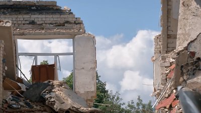 У Харкові волонтери розбирають завали школи, яку окупанти обстріляли двічі У Харкові волонтери розбирають завали школи, яку окупанти обстріляли двічі