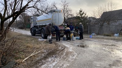 Рятувальники розвозять щодня до тридцяти тонн питної води жителям Костянтинівки Рятувальники розвозять щодня до тридцяти тонн питної води жителям Костянтинівки