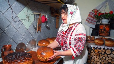 Книш, паляниця та різдвяні ягнятка: як вінницькі господині печуть обрядовий хліб на Святвечір